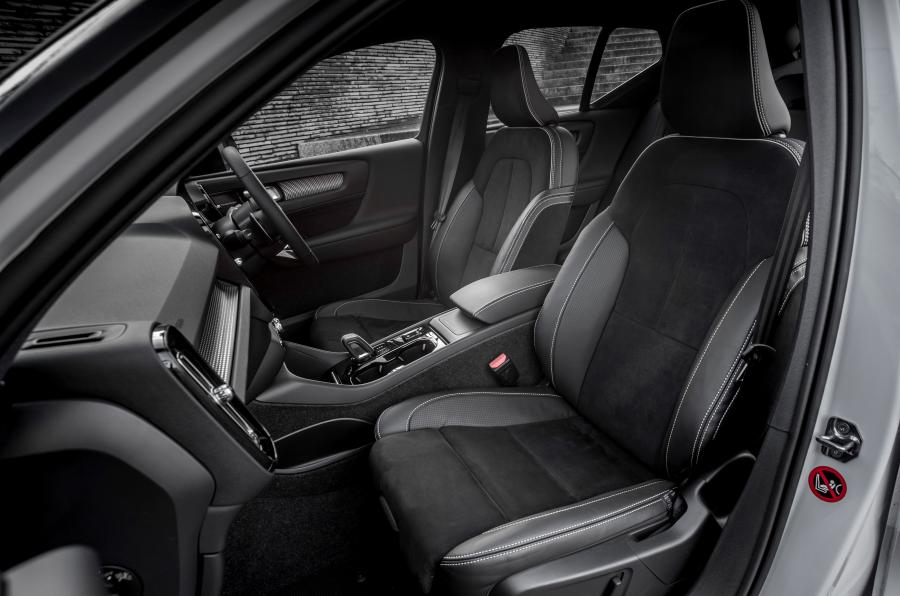 Интерьер Volvo XC40 T5 R-Design 2017 года  (UK) (фото 24 из 41)
